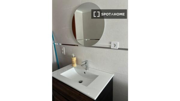 Room in shared apartment in Bilbao