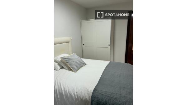 Room in shared apartment in Bilbao