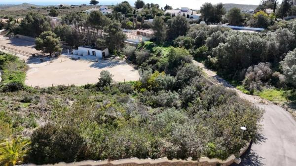 Terreno en calle Begonias, 22