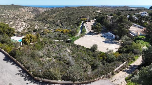 Terreno en calle Begonias, 22