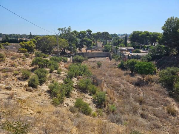 Terreno en calle Alonso Cano