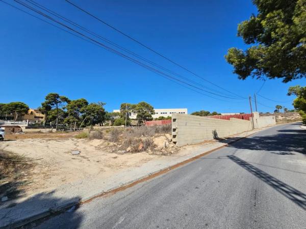 Terreno en calle Alonso Cano