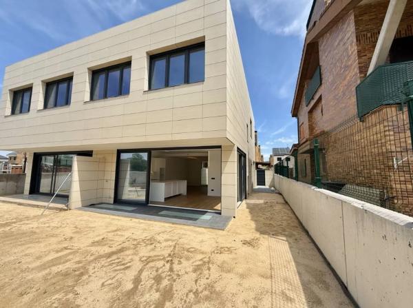 Chalet pareado en venta en de Aries, 66