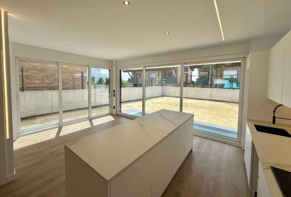 Chalet pareado en venta en de Aries, 66