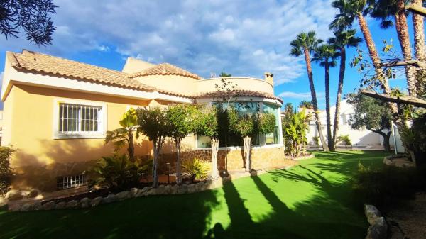 Casa independiente en calle Miguel Alcaraz
