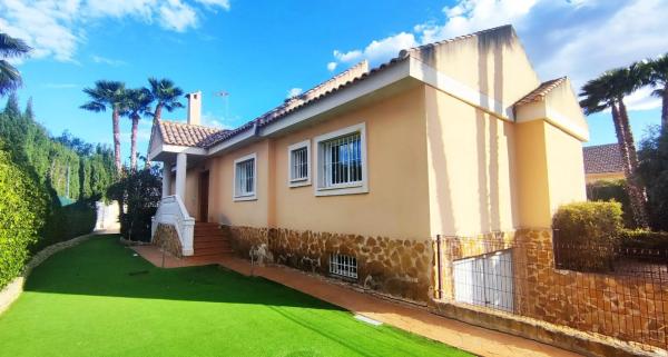 Casa independiente en calle Miguel Alcaraz