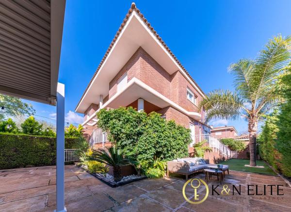 Chalet pareado en calle Pintor Maria Fortuny