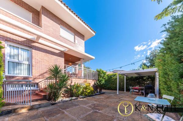 Chalet pareado en calle Pintor Maria Fortuny