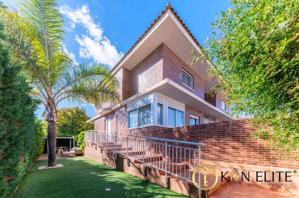 Chalet pareado en calle Pintor Maria Fortuny