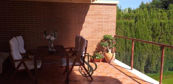 Chalet pareado en calle Aries