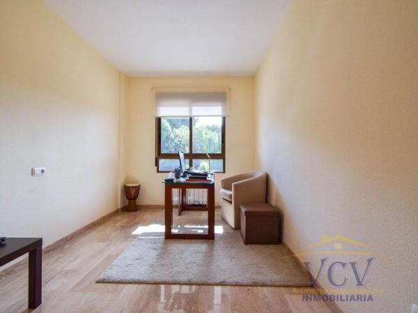 Chalet pareado en calle Aries