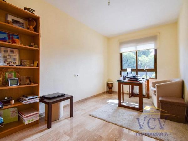 Chalet pareado en calle Aries