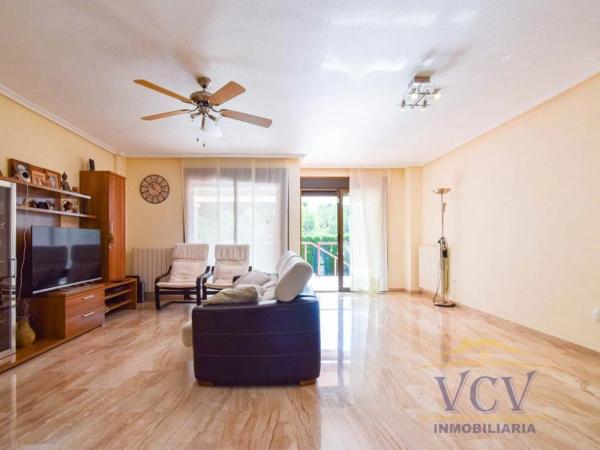 Chalet pareado en calle Aries