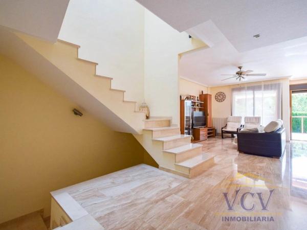 Chalet pareado en calle Aries