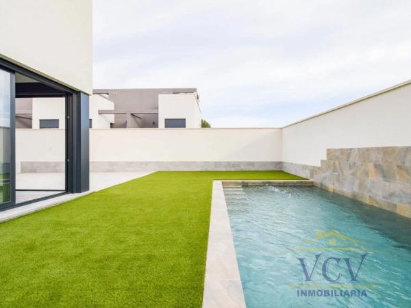 Chalet pareado en calle Alcalde José Verdú Forner