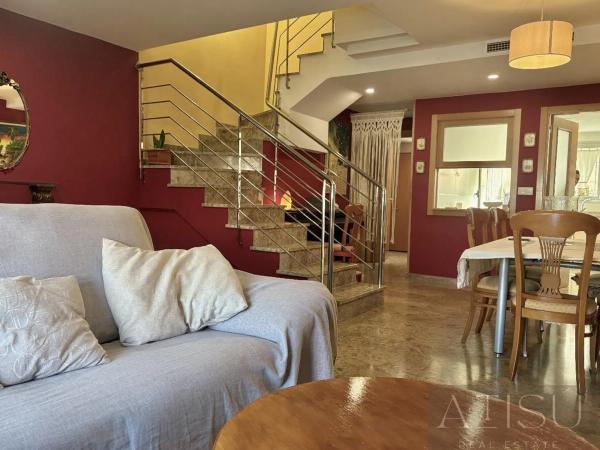 Chalet adosado en calle Serra de Bèrnia