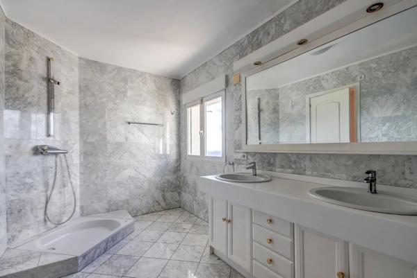 Casa independiente en avenida Europa