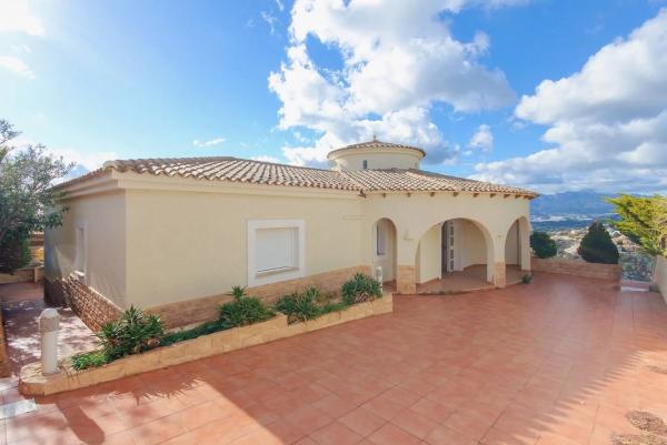 Casa independiente en avenida Europa