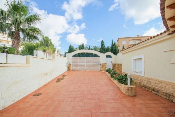 Casa independiente en avenida Europa