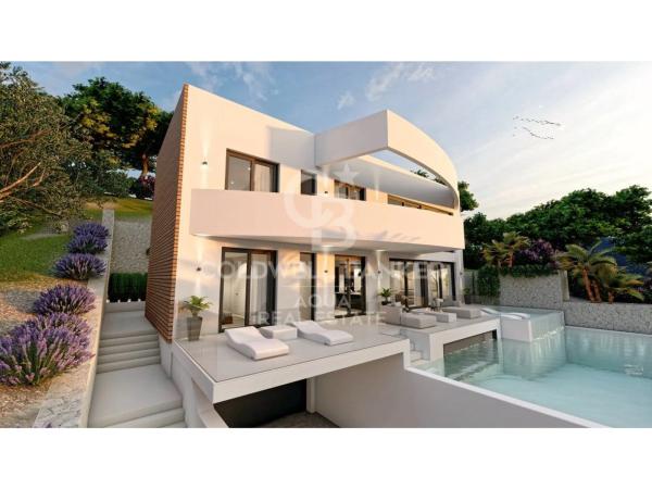 Casa independiente en avenida Bernia