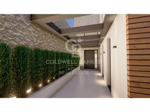 Casa independiente en avenida Bernia