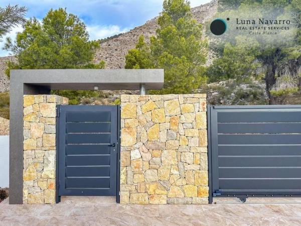 Casa independiente en calle Cornisa