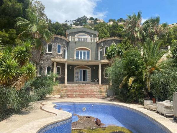 Casa independiente en avenida Europa