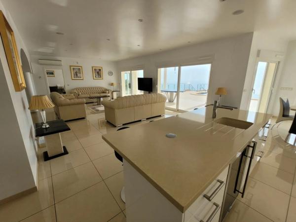 Casa independiente en calle Suiza