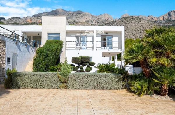 Casa independiente en calle Serrella