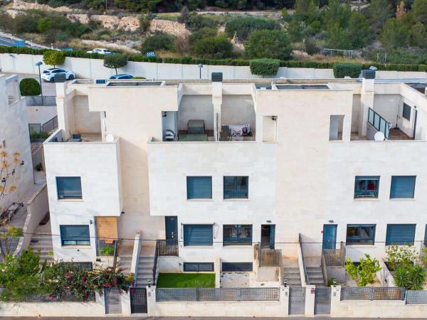 Chalet adosado en Urbanización Canuta