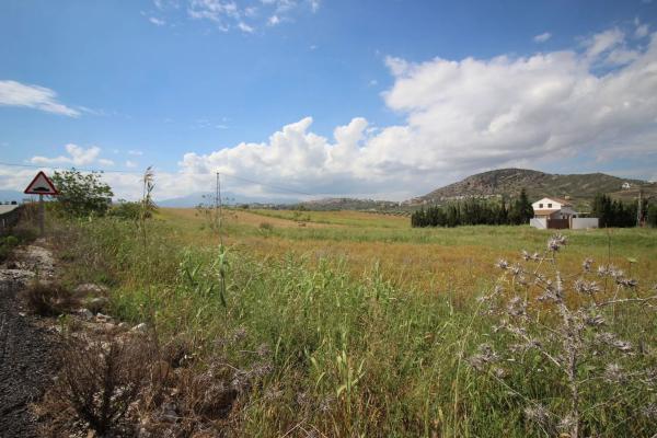Terreno en calle Urbanización Miralmonte, 201