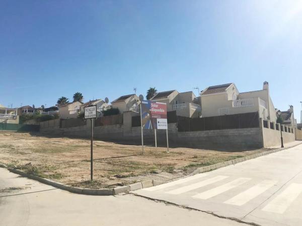 Terreno en calle Los Naranjos s/n