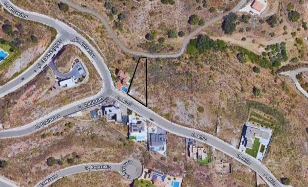 Terreno en calle Mirlo