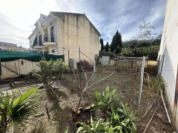 Terreno en calle Matías Lara Larita
