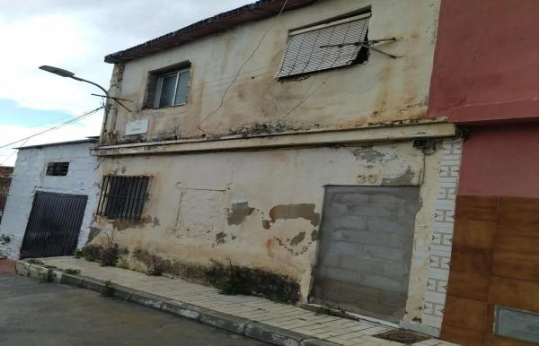 Terreno en calle Almendrillo