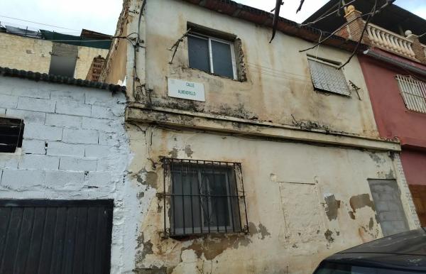 Terreno en calle Almendrillo