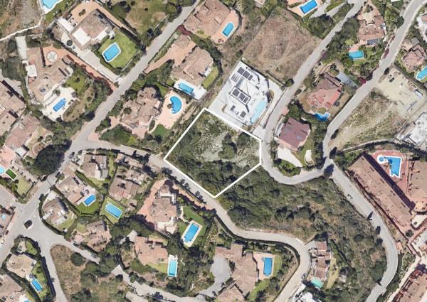 Terreno en calle Ficus