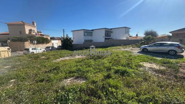 Terreno en calle Salvador Dalí