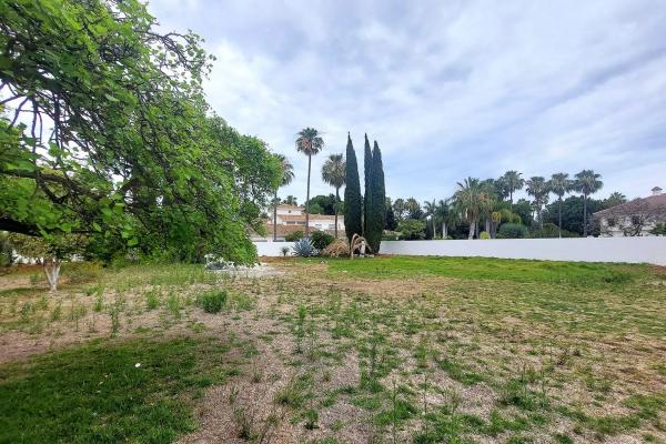 Terreno en Barrio Guadalmina Baja