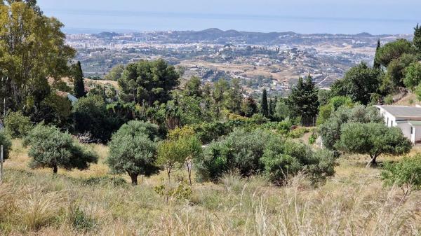 Terreno en avenida Diamante, 45