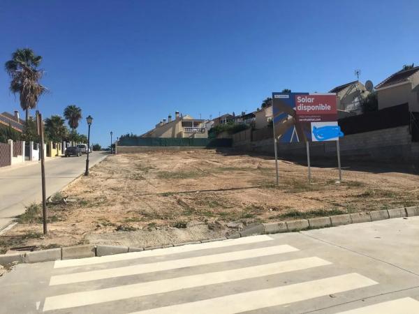 Terreno en calle Los Naranjos