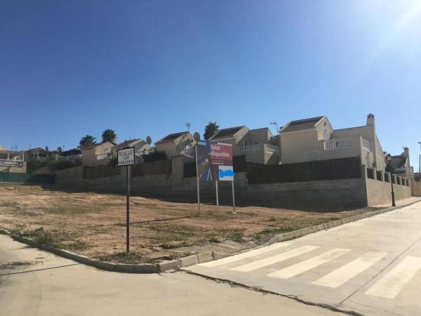 Terreno en calle Los Naranjos