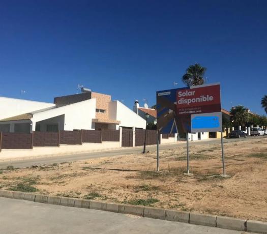 Terreno en calle Los Naranjos