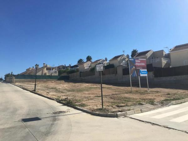 Terreno en calle Los Naranjos