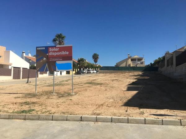 Terreno en calle Los Naranjos