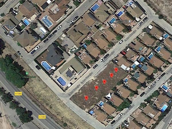 Terreno en calle Los Naranjos