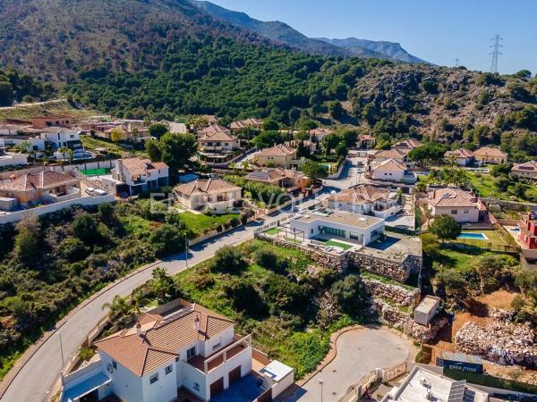 Terreno en calle Cañete la Real