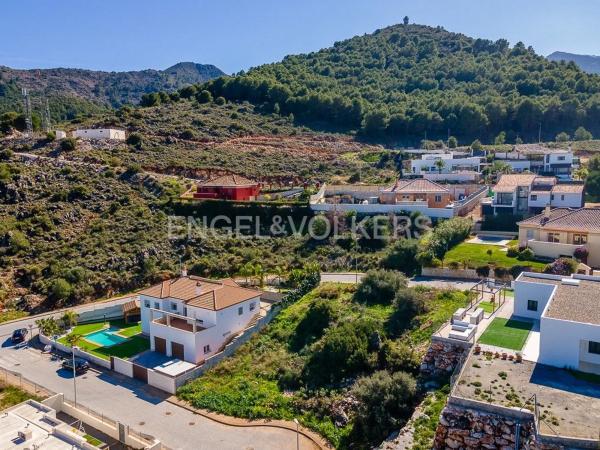 Terreno en calle Cañete la Real
