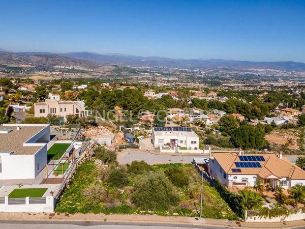 Terreno en calle Cañete la Real