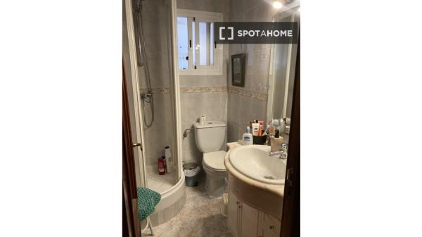 Pokój we wspólnym mieszkaniu w Madrycie